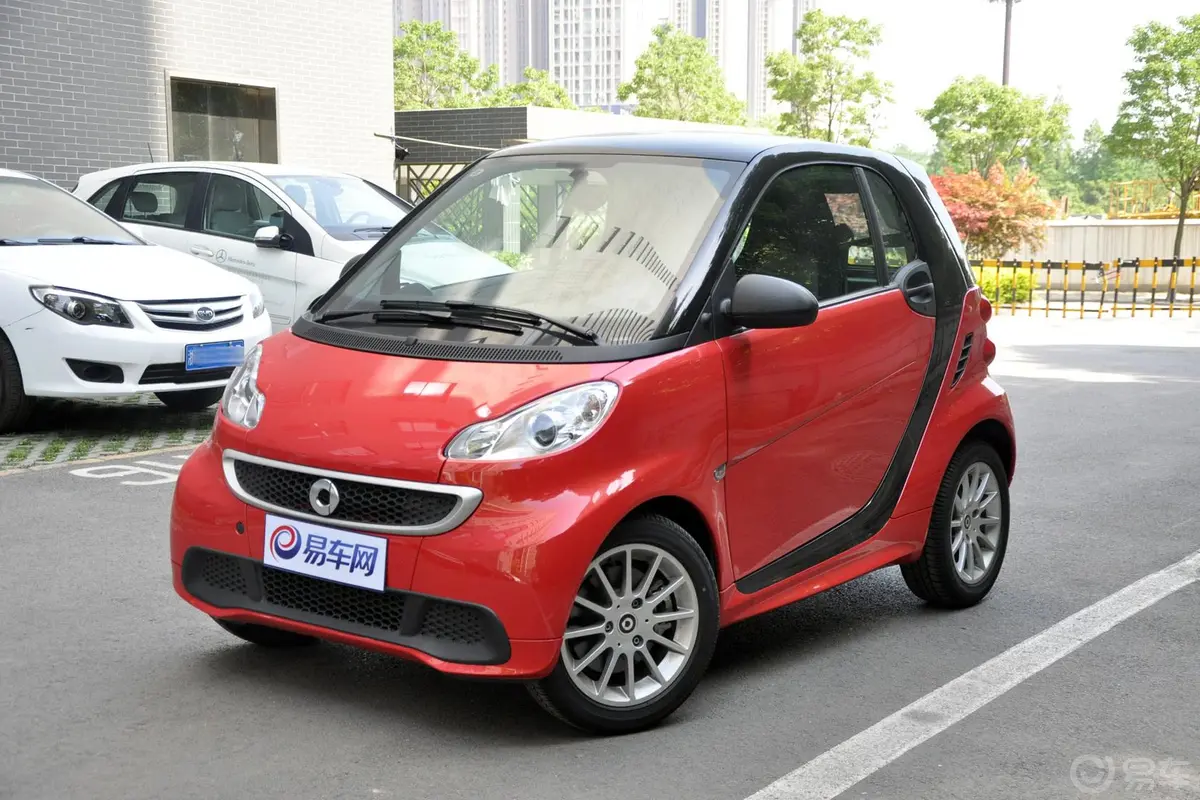 smart fortwo1.0L MHD 硬顶舒适版侧前45度车头向左水平