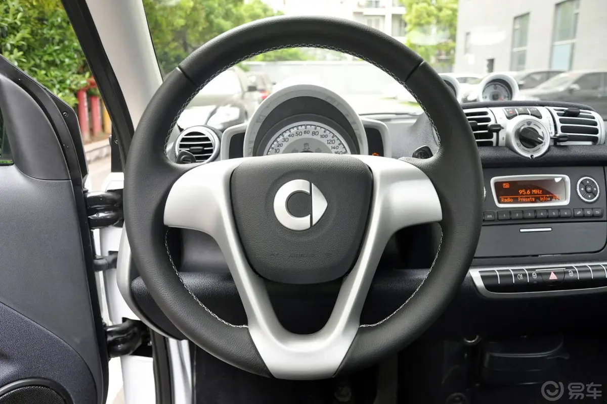 smart fortwo1.0T 硬顶冰炫特别版方向盘