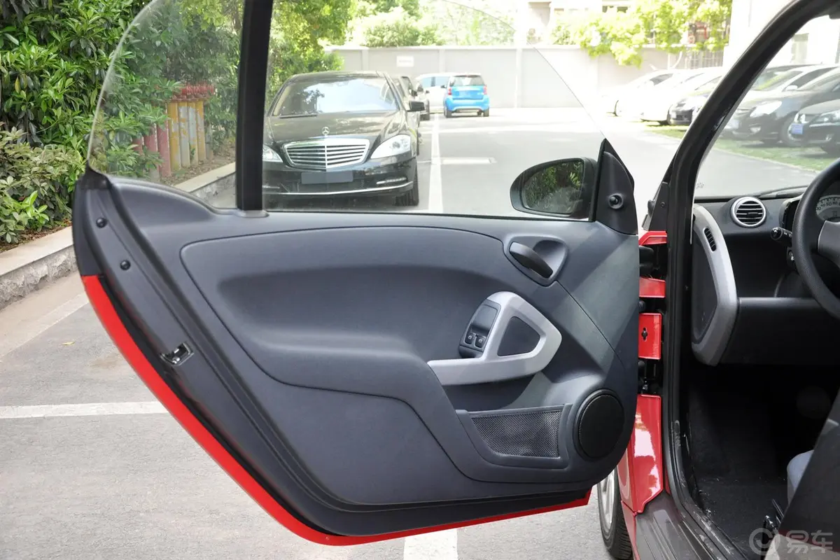 smart fortwo1.0L MHD 硬顶舒适版驾驶员侧车门内门板