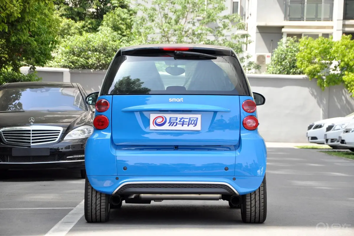 smart fortwo1.0T 硬顶冰炫特别版正后水平