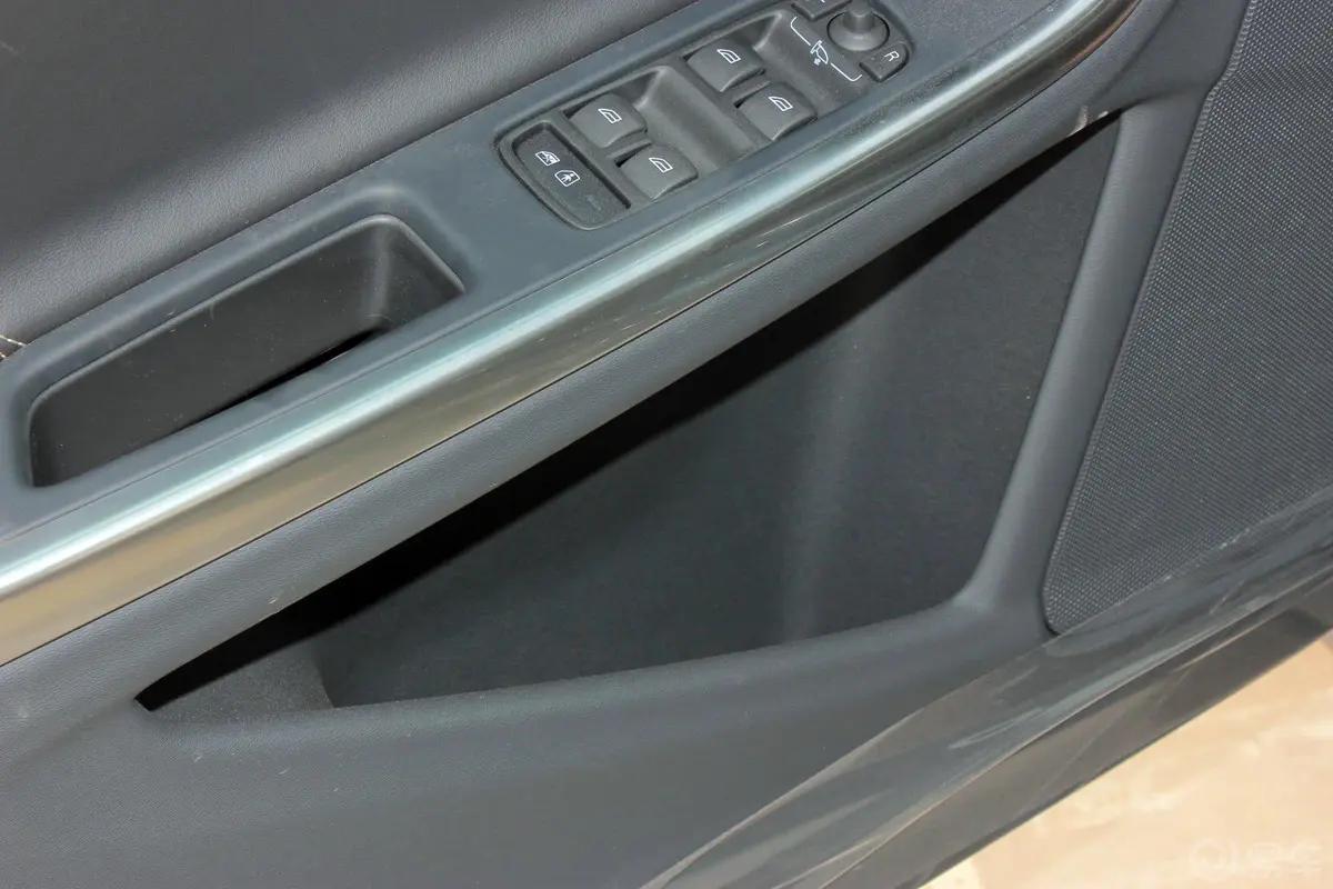 沃尔沃V60T6 R-Design 个性运动版驾驶员门储物盒