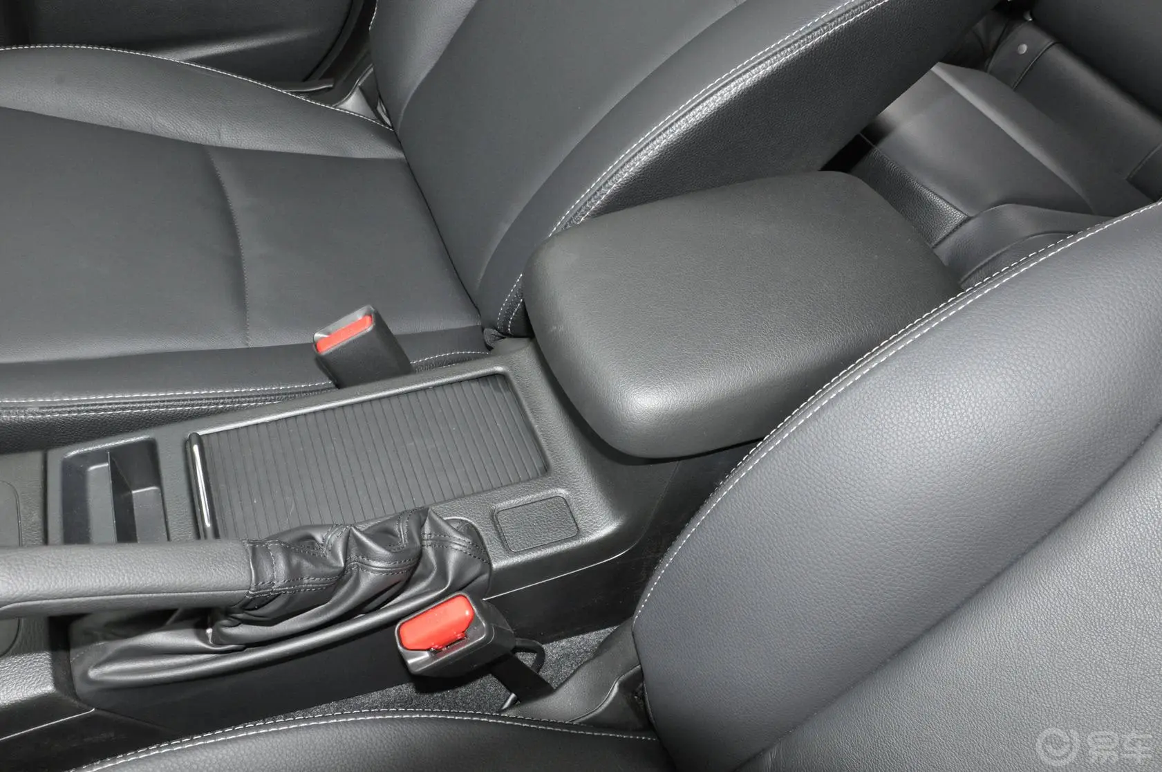 斯巴鲁XV2.0L 自动 舒适导航版前排中央扶手箱