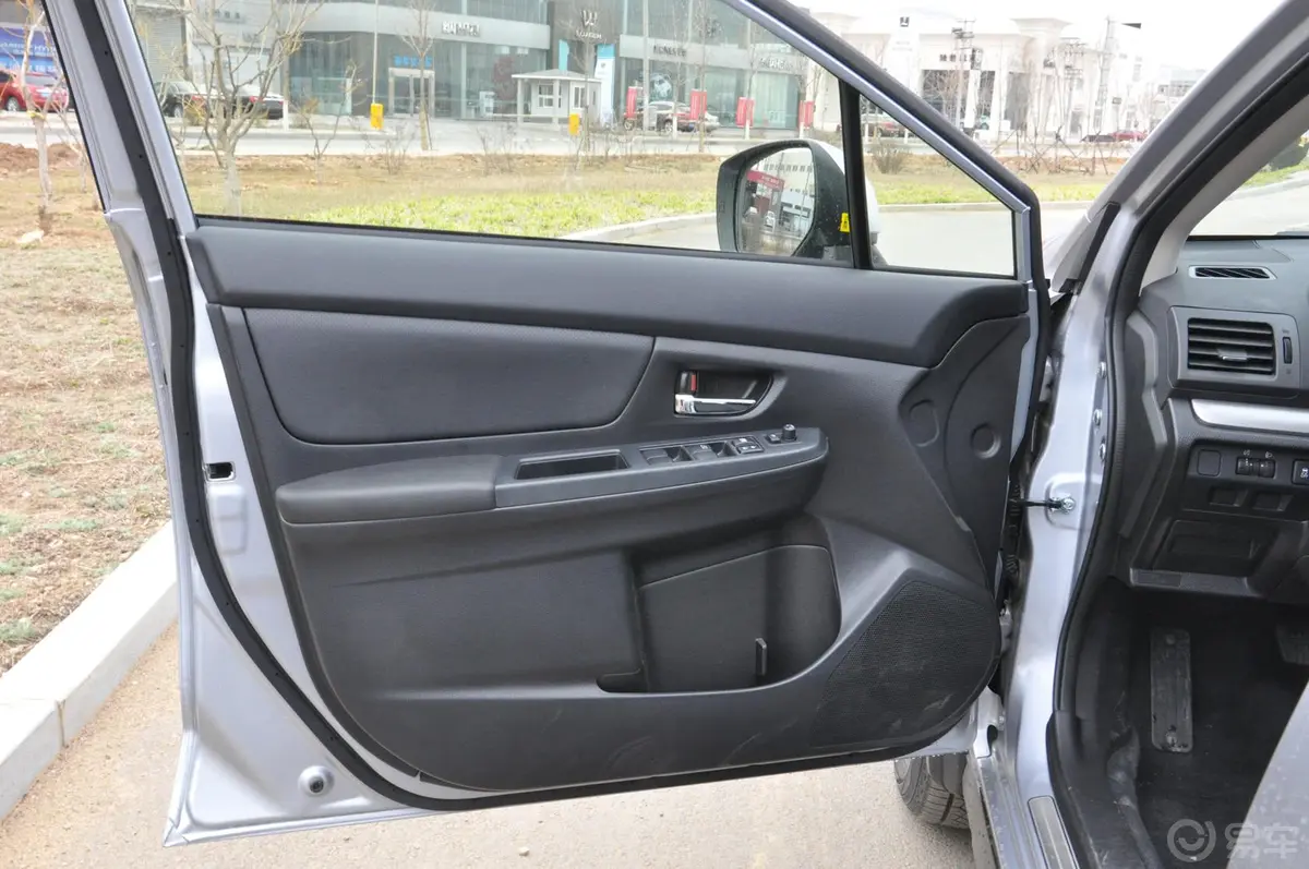 斯巴鲁XV2.0L 自动 舒适导航版驾驶员侧车门内门板