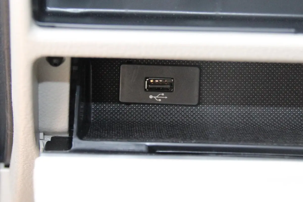 奔腾B501.6L 自动 天窗版USB接口