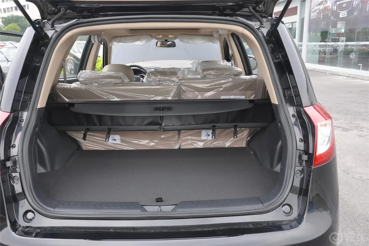 吉利SX72.4L 自动 尊贵型行李箱空间