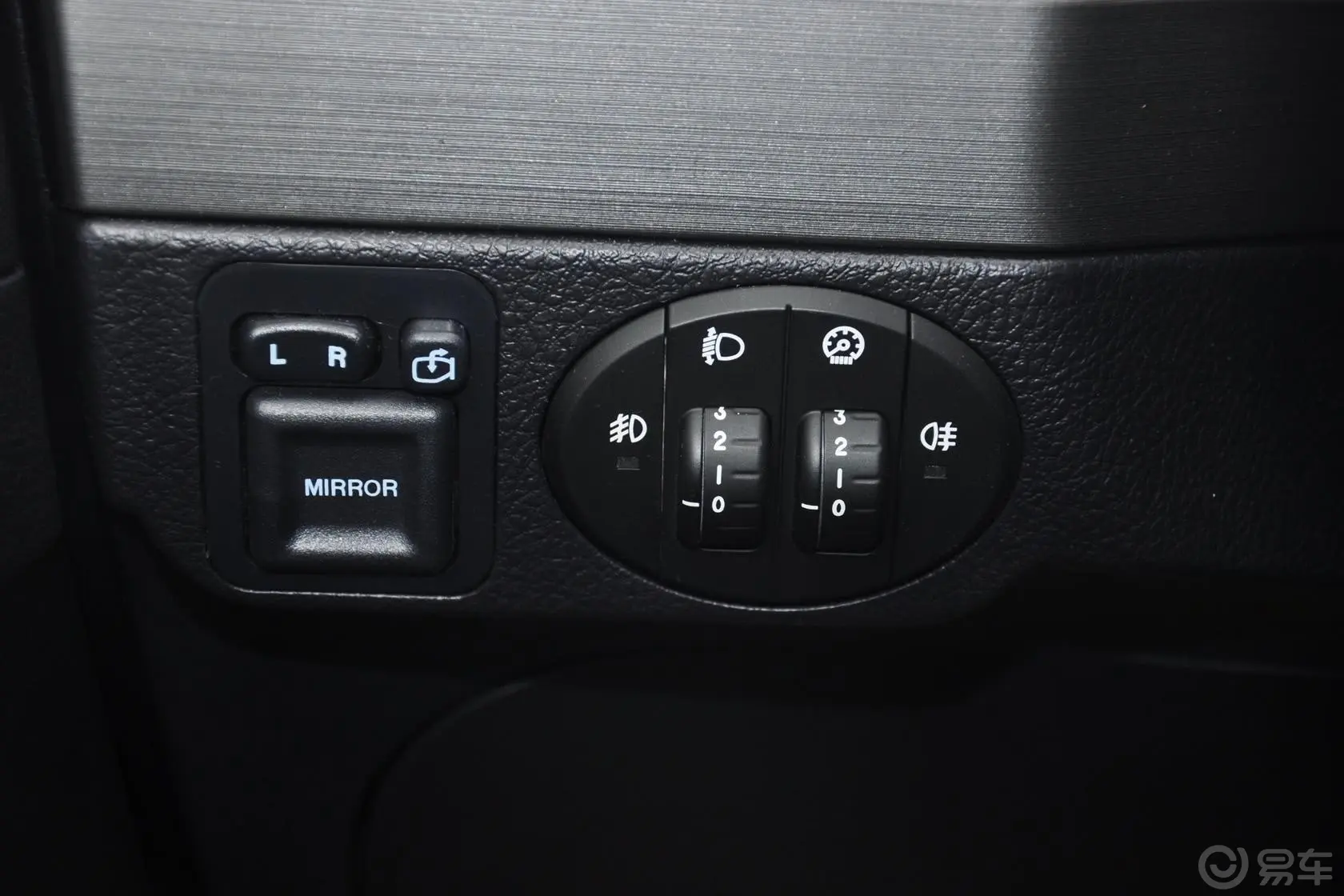 哈弗H5经典欧风版 2.4 四驱 超豪华型外后视镜控制键