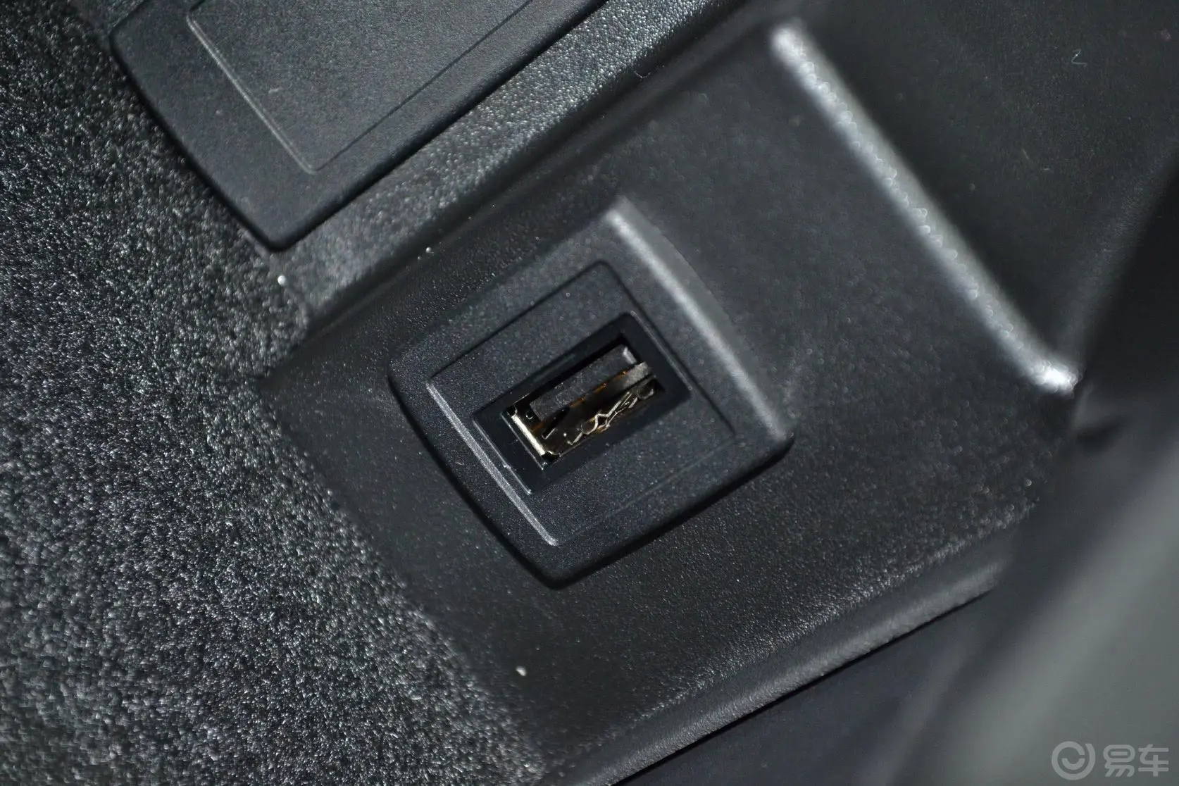 奔驰C级(进口)C180 轿跑版USB接口