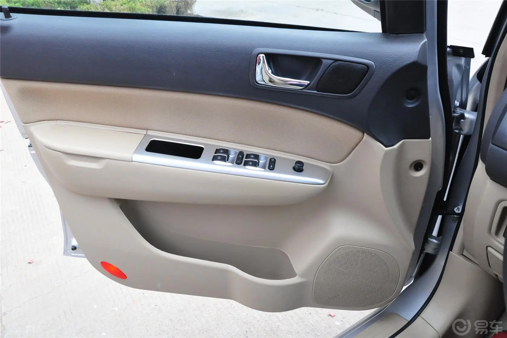 威麟V51.8 MT 舒适型驾驶员侧车门内门板