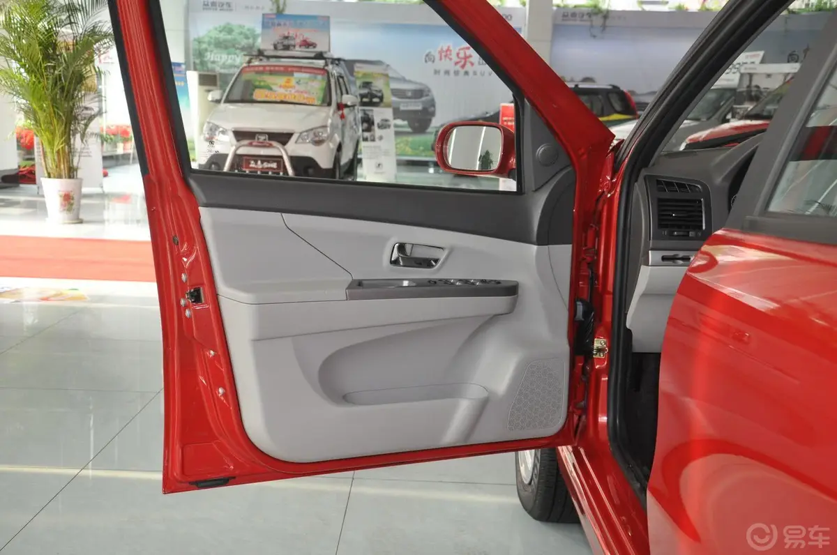 众泰Z2001.3L 手动舒适型4A90M驾驶员侧车门内门板