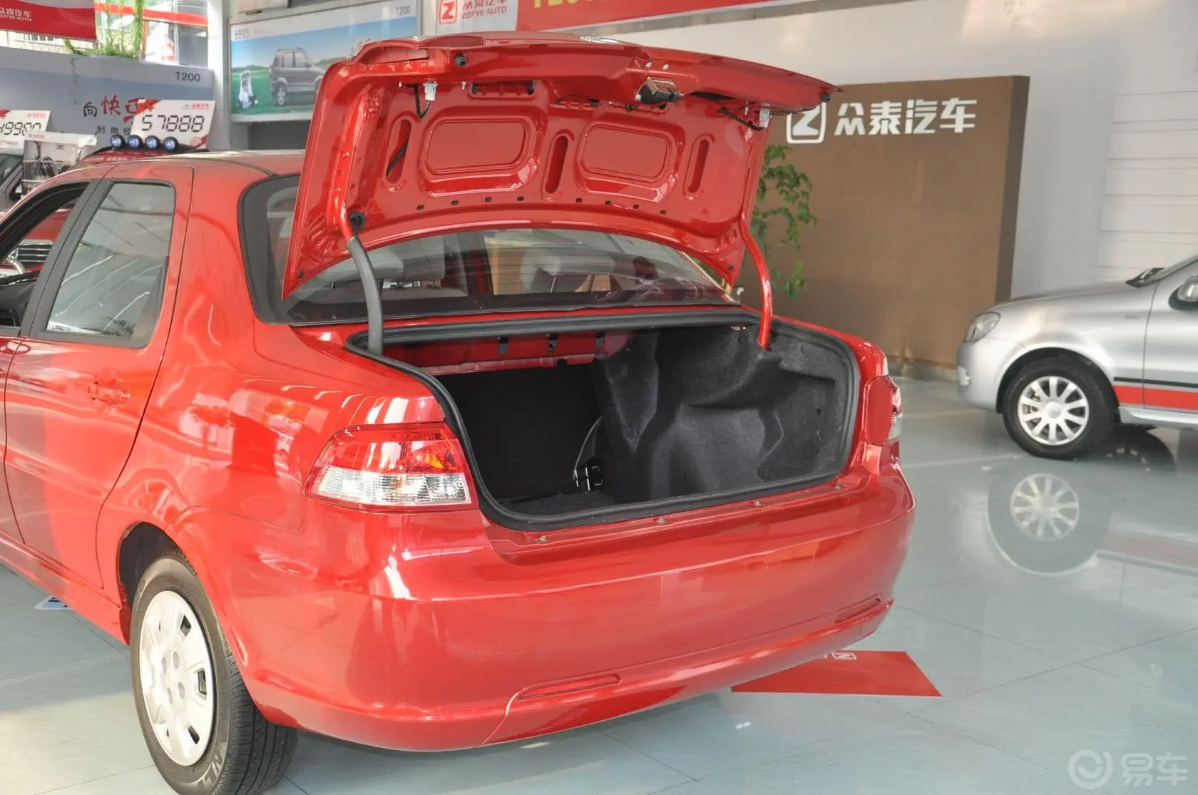 众泰Z2001.3L 手动舒适型4A90M行李厢开口范围