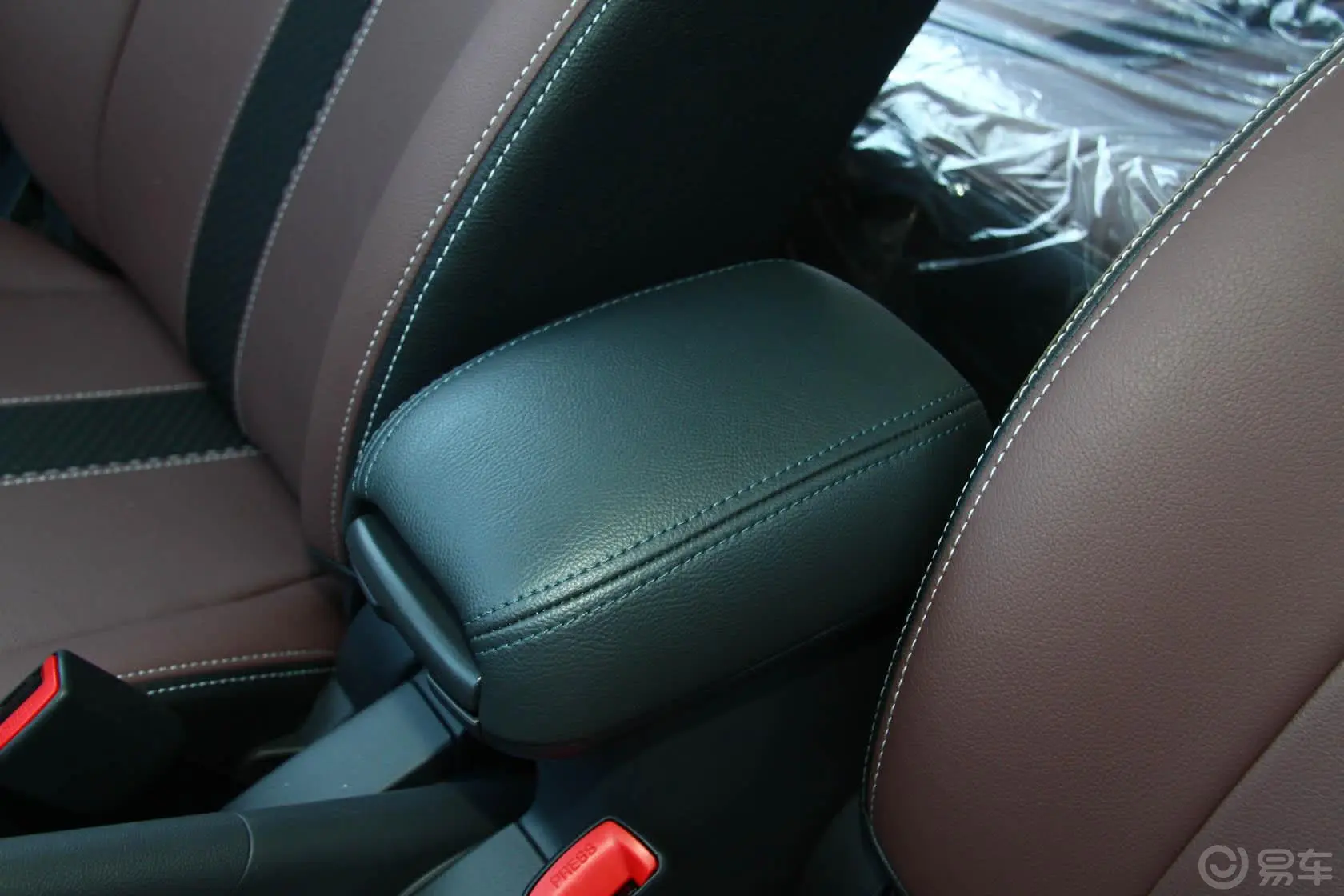 天语 SX4锐骑 1.6L 自动基本型前排中央扶手箱