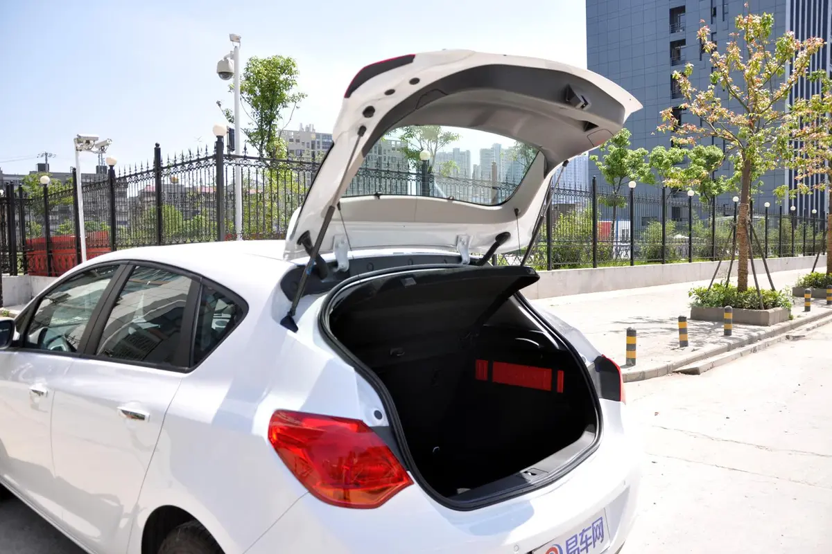 英朗XT 1.6T 自动 时尚运动型行李厢开口范围