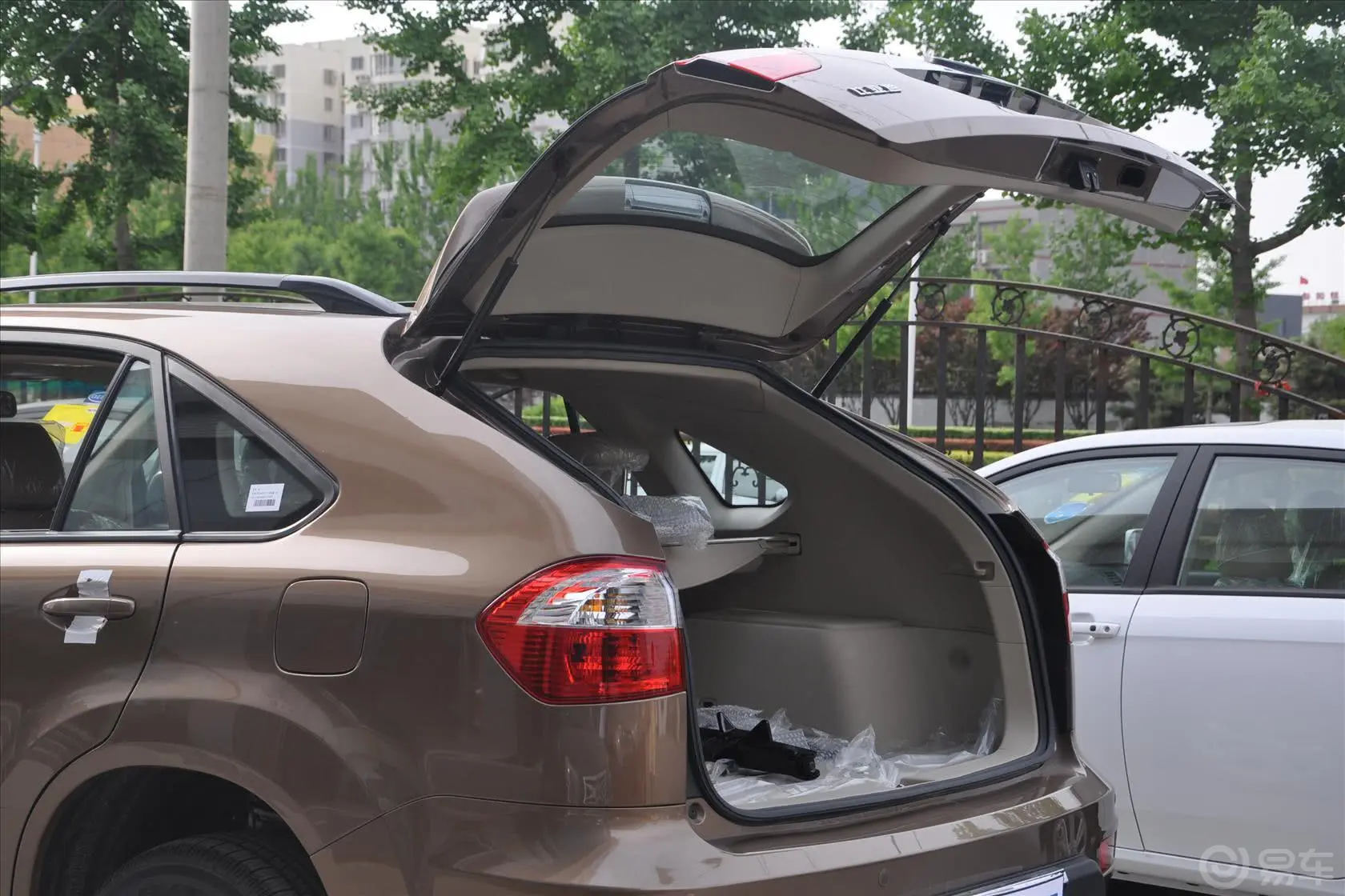 比亚迪S62.4L 自动 尊荣型 劲悦版行李厢开口范围