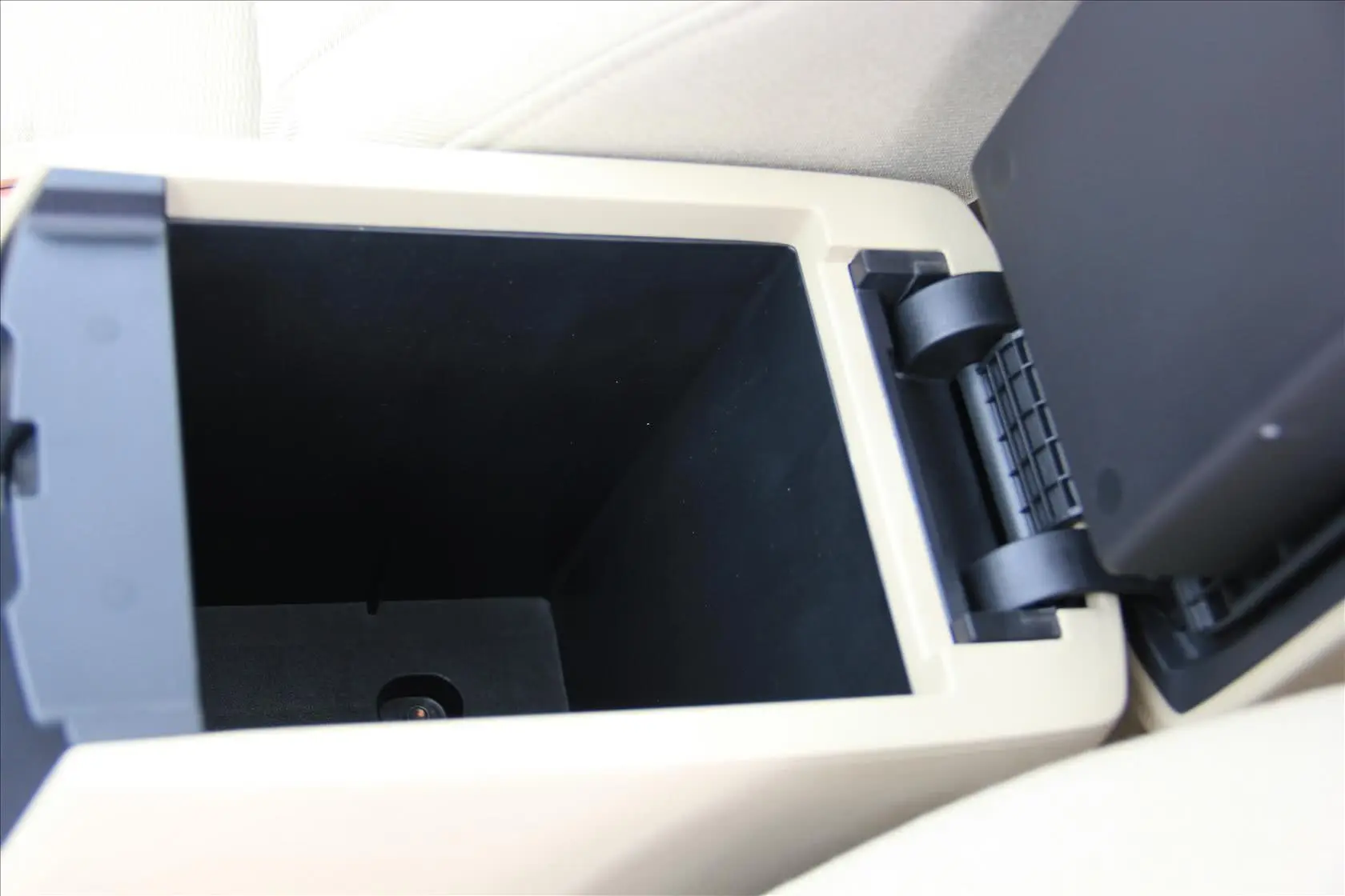 马自达31.6L 自动 标准型前排中央扶手箱空间