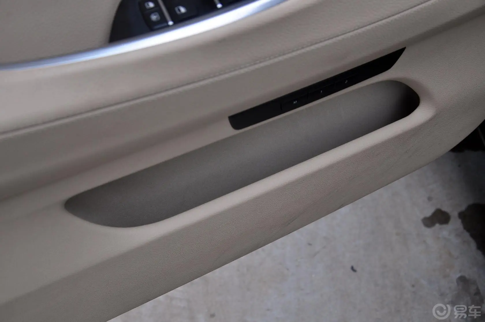 宝马5系GT535i xDrive 豪华型驾驶员门储物盒