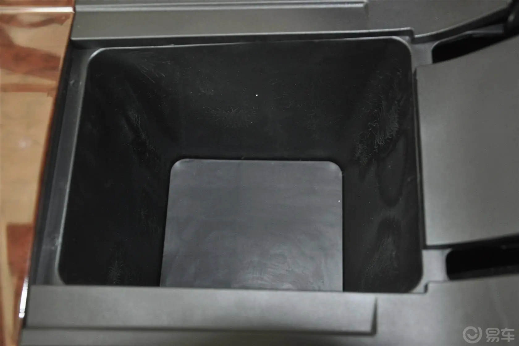 宝利格2.0D 手动 两驱 智尊版 OED前排中央扶手箱空间