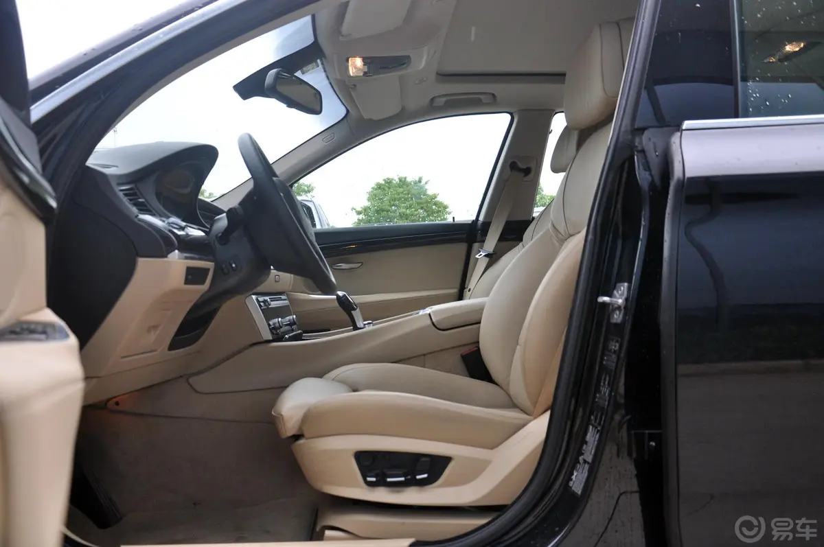 宝马5系GT535i xDrive 豪华型前排空间