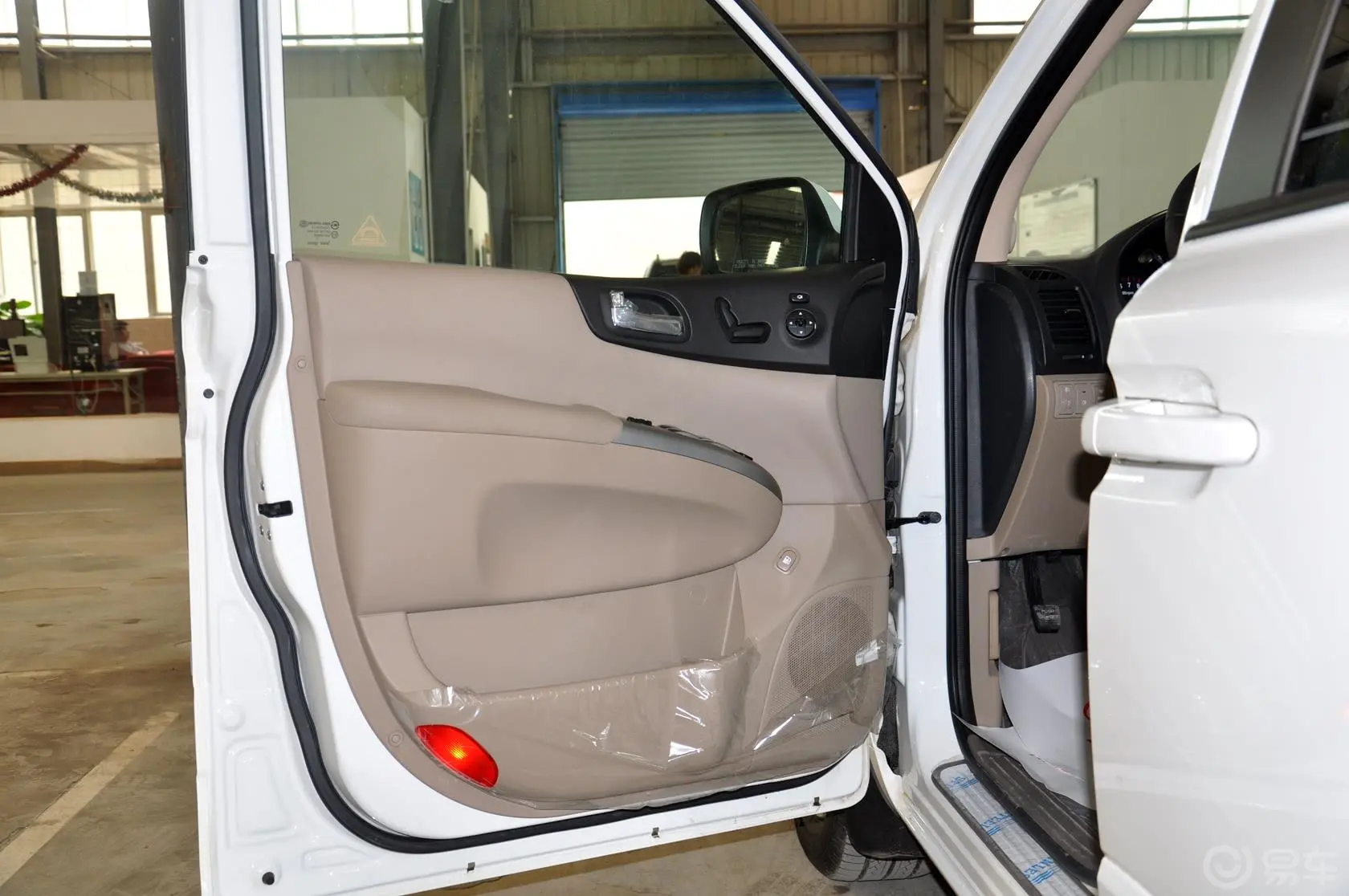 起亚VQ2.7 汽油 舒适版驾驶员侧车门内门板
