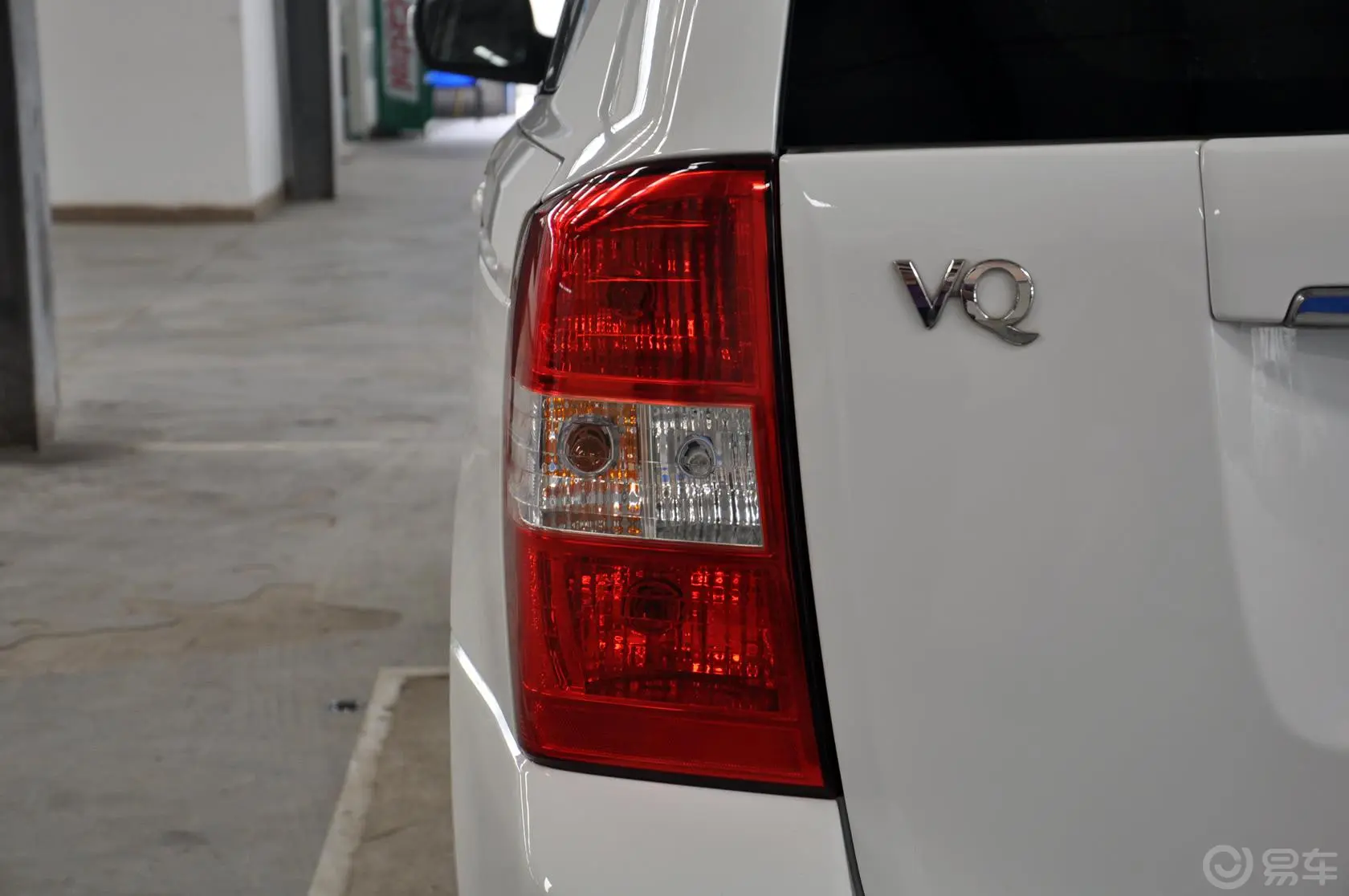 起亚VQ2.7 汽油 舒适版尾灯侧45度俯拍