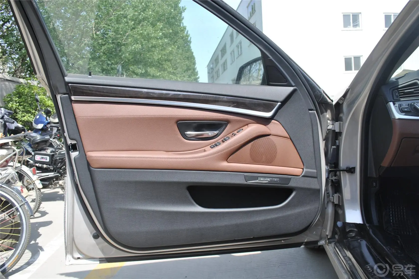 宝马5系(进口)530i 领先型 旅行版驾驶员侧车门内门板