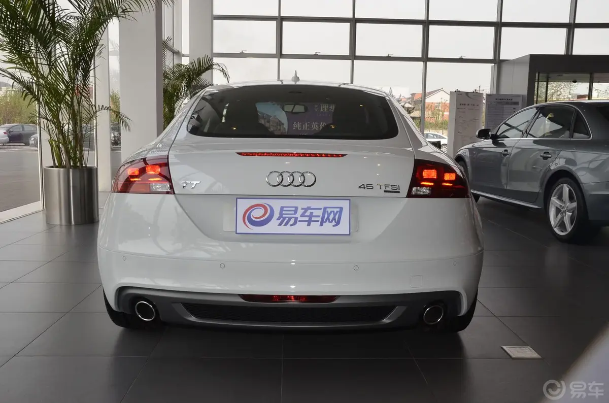 奥迪TTCoupe 45 TFSI quattro 白色经典版侧后45度车头向右水平