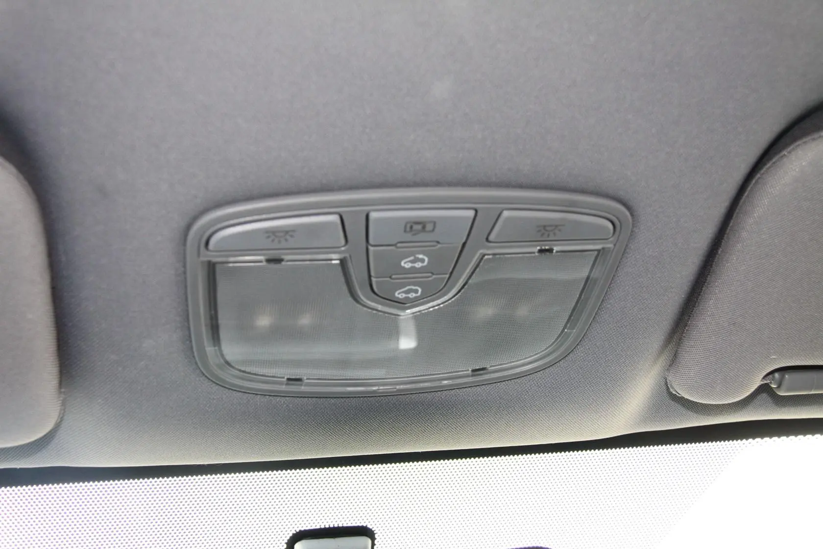 众泰Z3001.6L 自动 尊贵型前排车顶中央控制区
