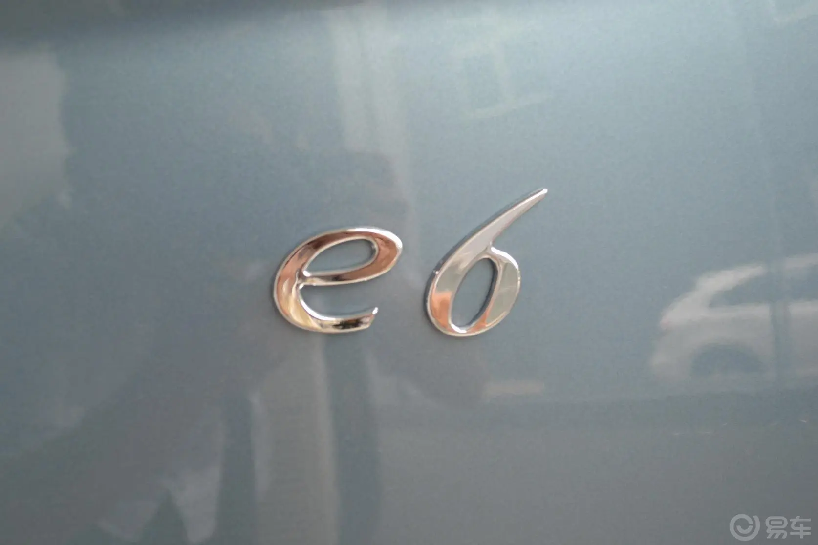 比亚迪e6公务版尾标