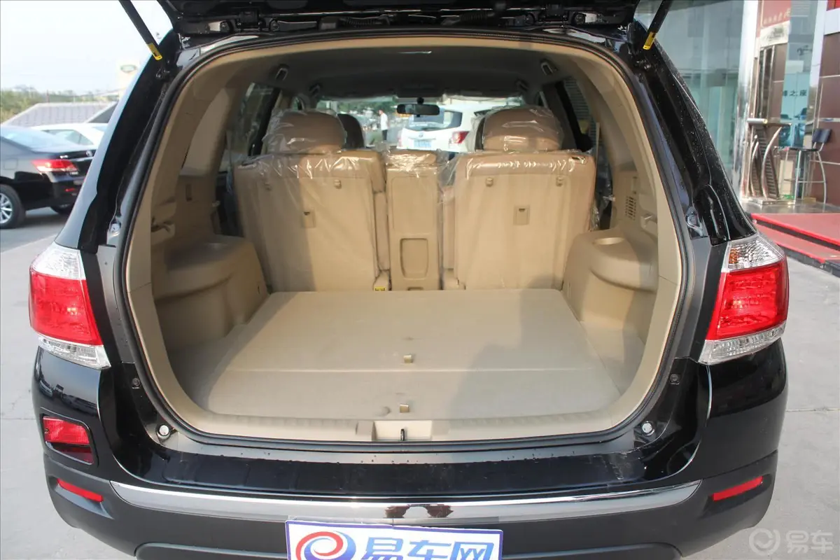 汉兰达2.7L 自动 两驱 精英型 5座行李箱空间