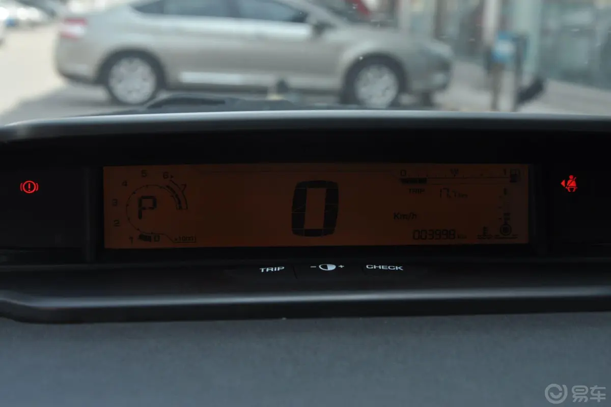 世嘉两厢 2.0L 自动 乐骋型仪表盘背光显示
