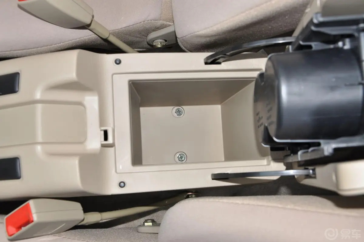 日产D22皮卡ZN1033U2G4 标准型前排中央扶手箱空间