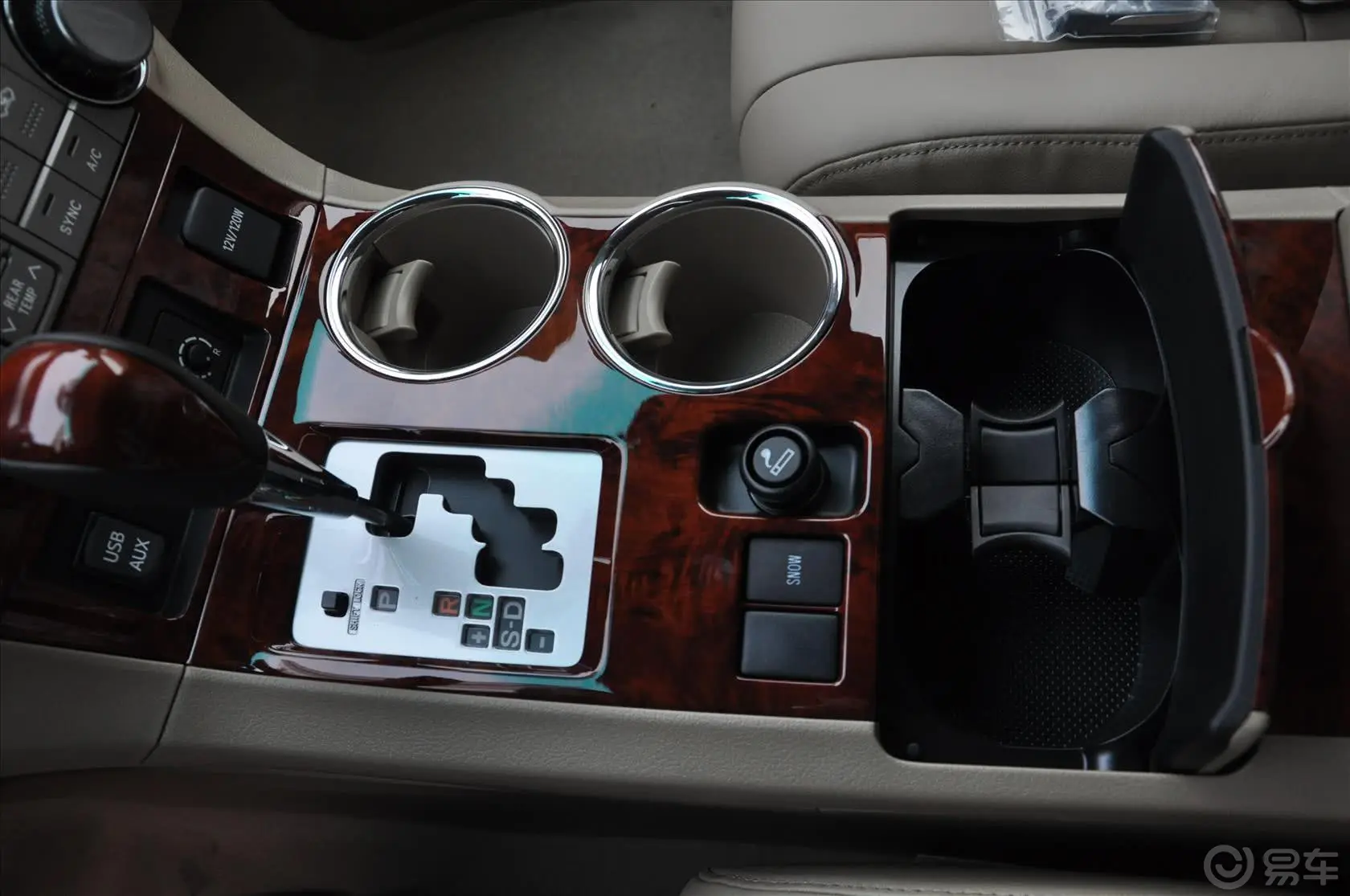 汉兰达2.7L 自动 两驱 至尊型 7座前排中央扶手箱空间