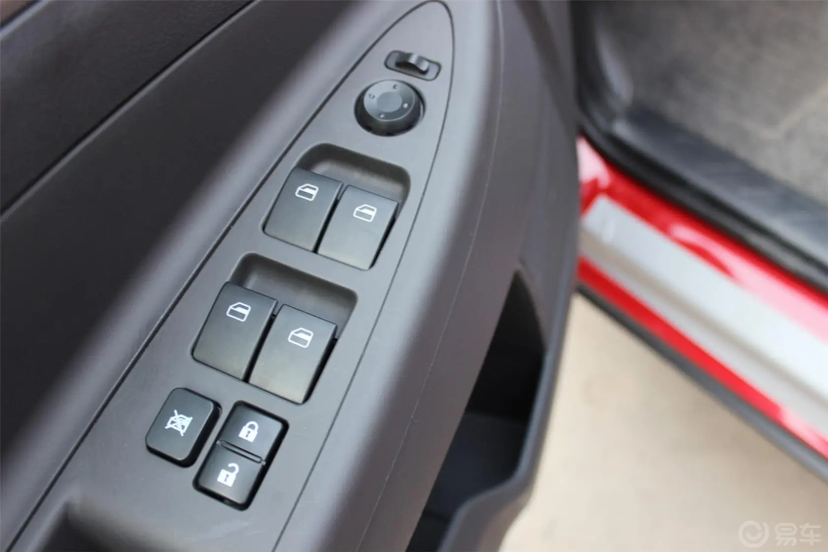 风神H30Cross 1.6L 手动 尊尚型车窗升降键