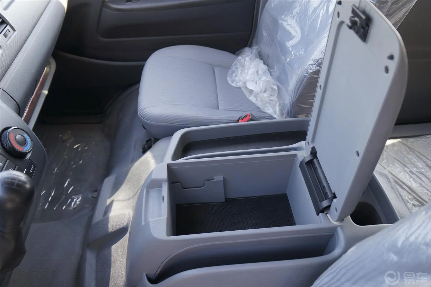 金杯大海狮大海狮W 2.4L 手动 标准型 汽油前排中央扶手箱空间