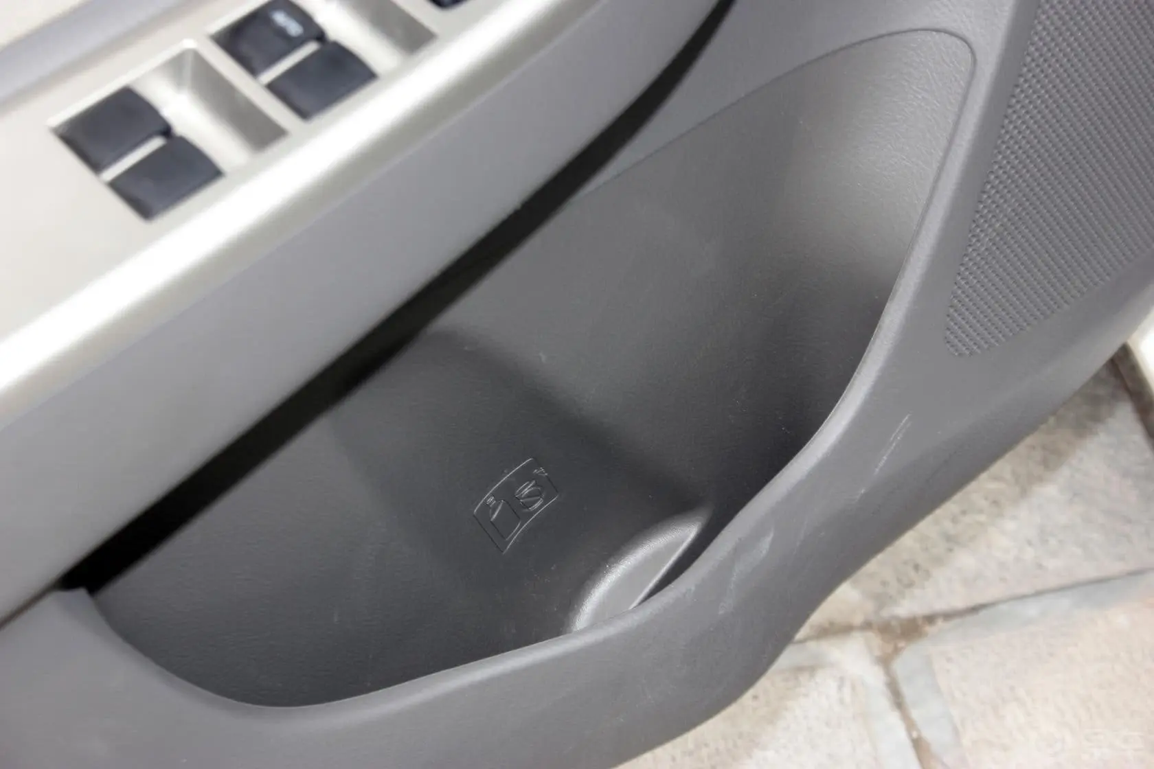 威驰1.3L GL-i 标准版 自动驾驶员门储物盒