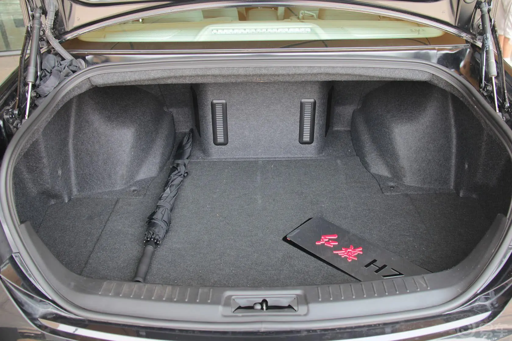 红旗H73.0L 自动 尊贵型行李箱空间