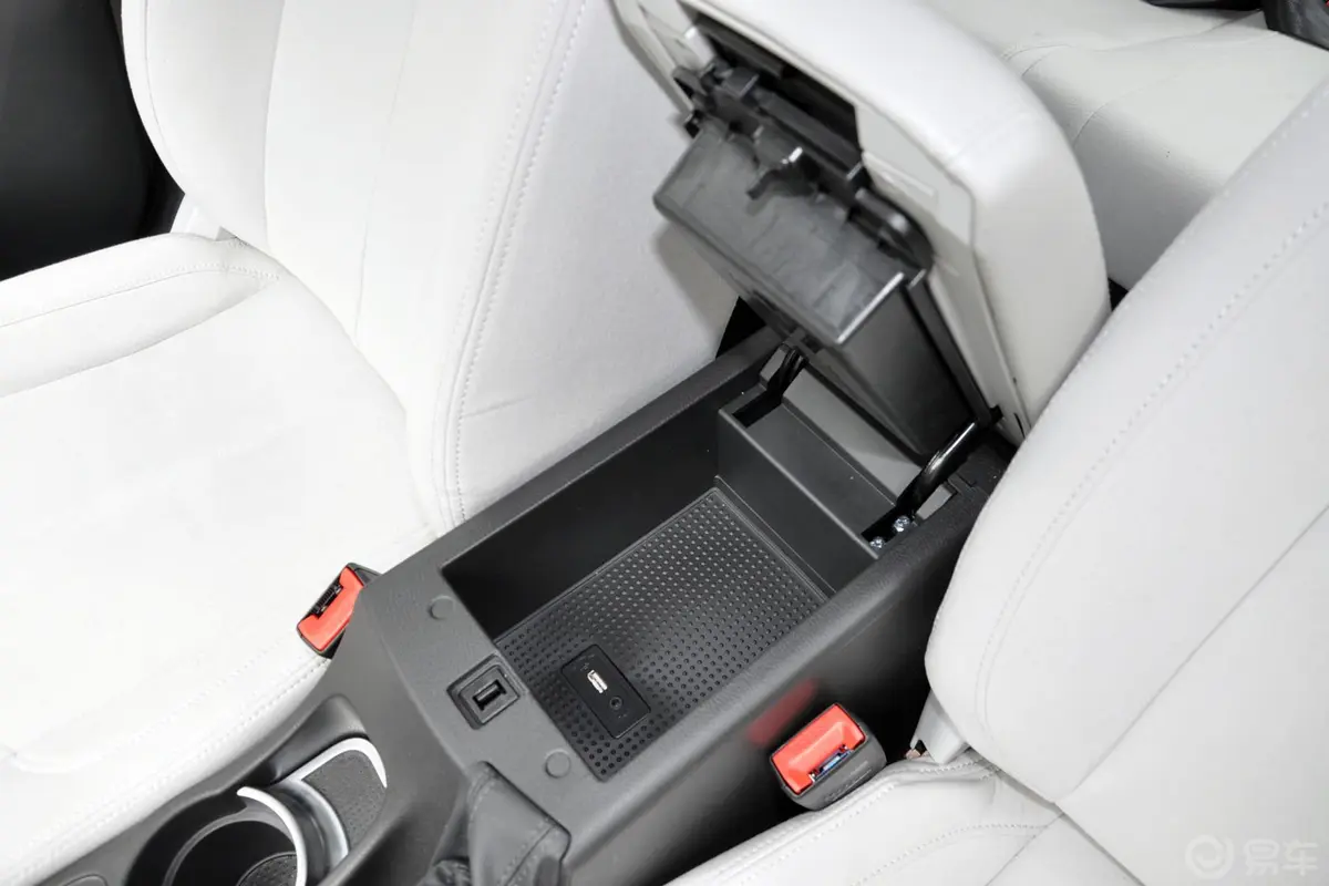 中华H5301.6L 自动 舒适型前排中央扶手箱空间