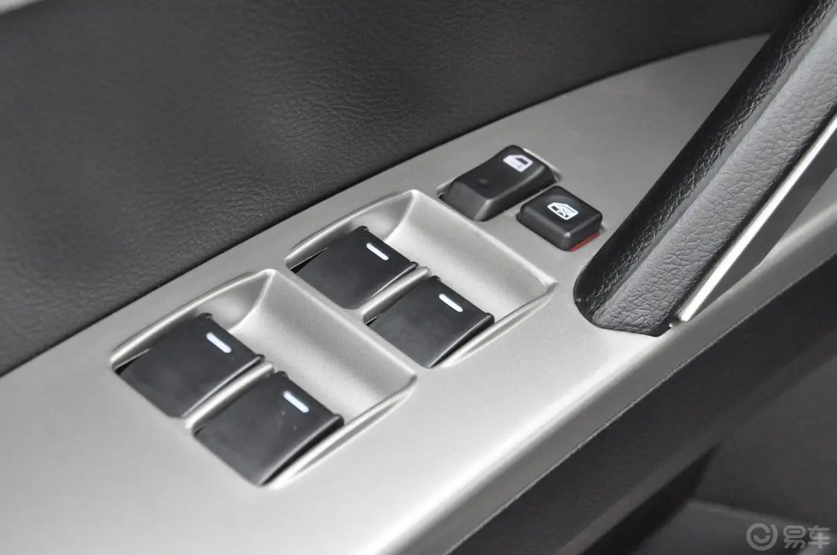 奥轩GX52.4L 手动 两驱 时尚版 汽油车窗升降键