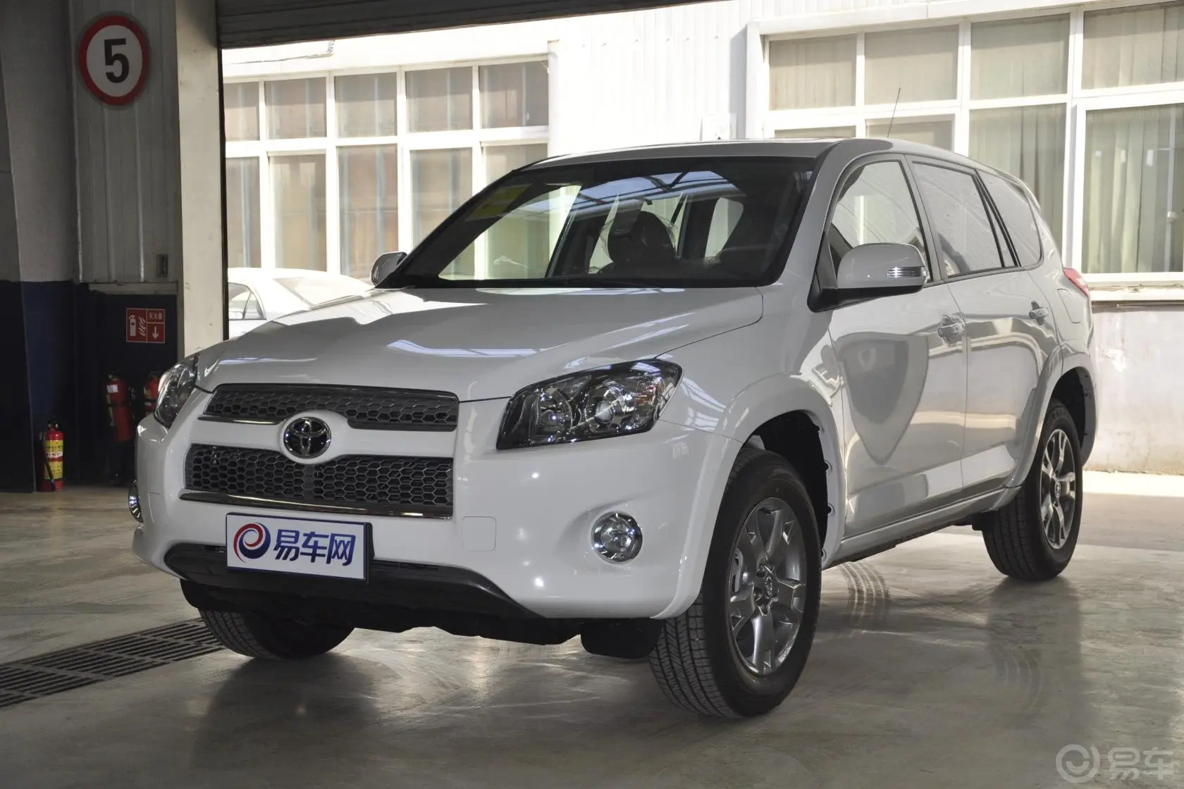 RAV4荣放2.0L 手动 特享经典版侧前45度车头向左水平