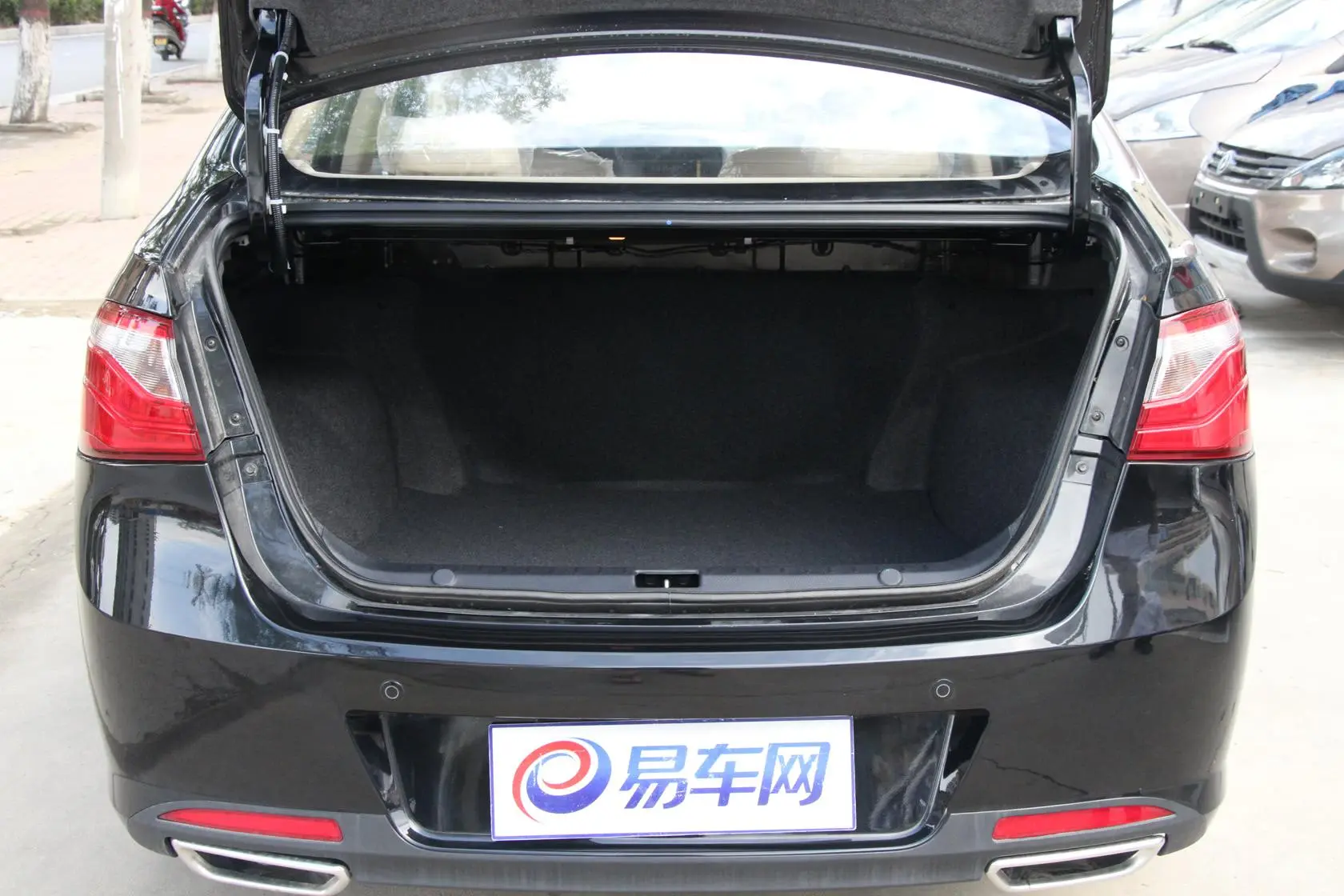 V5菱致1.5L 手动 舒适型行李箱空间