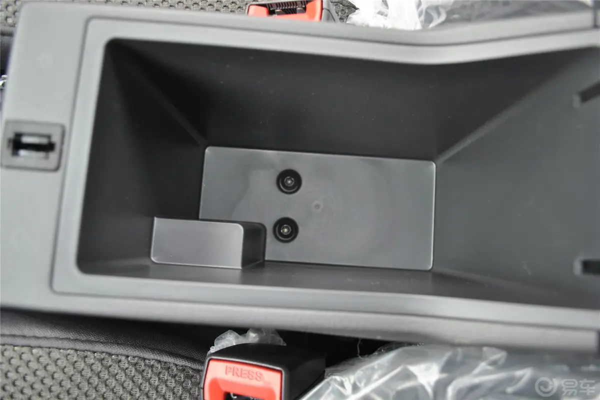 风神H30Cross 1.5L 自动 尊逸型前排中央扶手箱空间