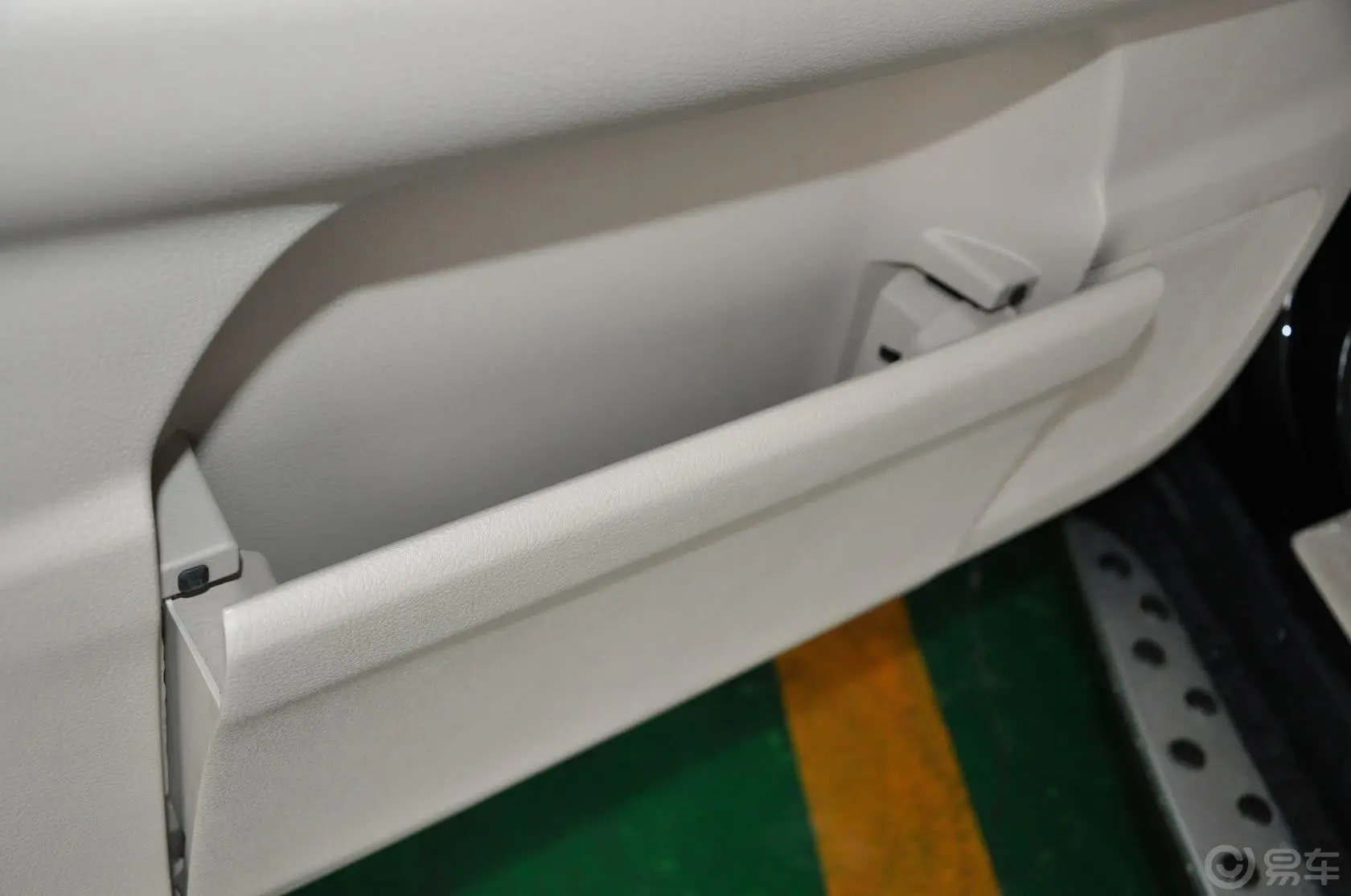 比亚迪S62.4L 自动 尊享型 劲悦版驾驶员门储物盒