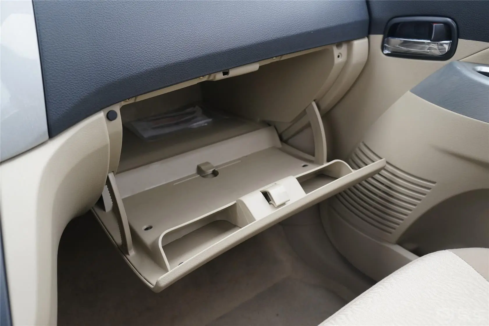 景逸SUV1.6L 手动 舒适型手套箱