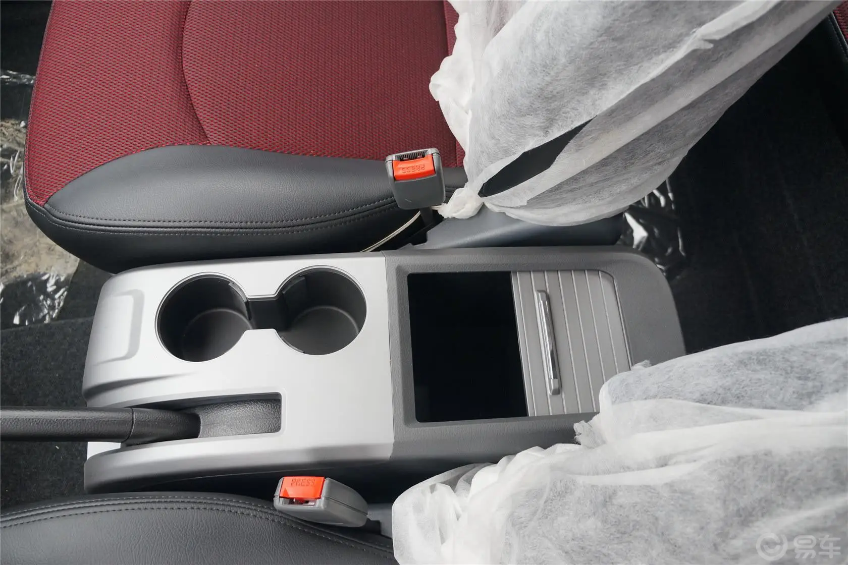 景逸LV 1.5L 手动 舒适型前排中央扶手箱空间
