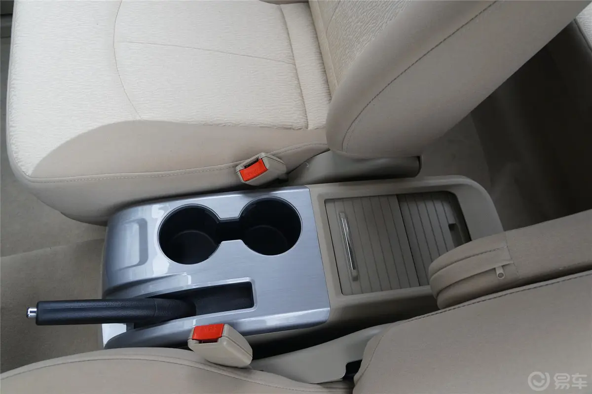 景逸SUV1.6L 手动 舒适型前排中央扶手箱