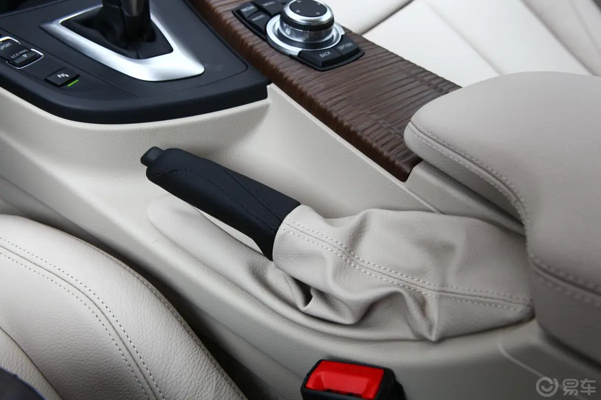 宝马3系GT335i 风尚设计套装驻车制动（手刹，电子，脚刹）
