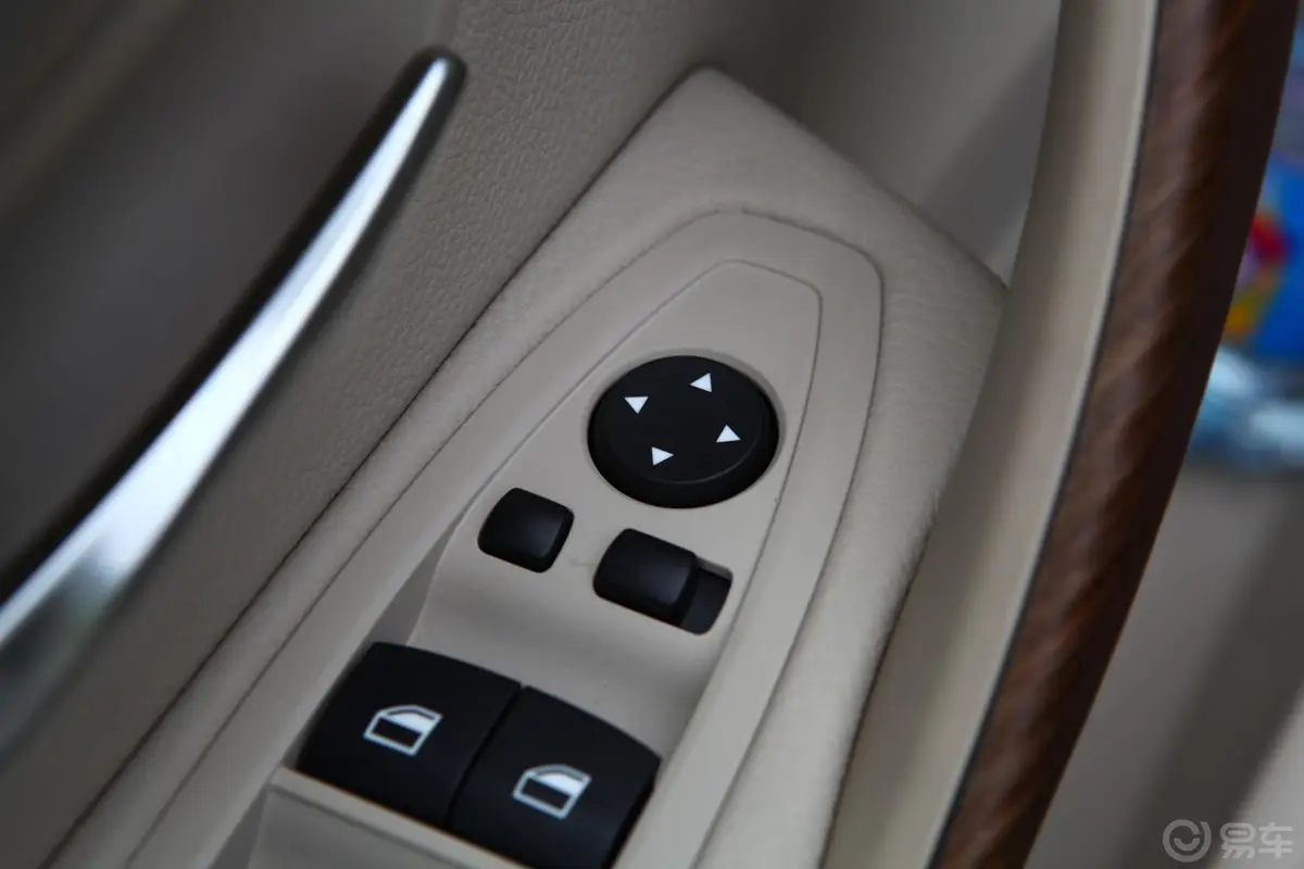 宝马3系GT335i 风尚设计套装外后视镜控制键