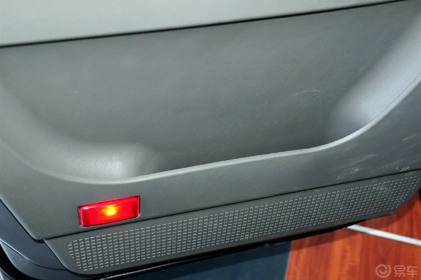菱智V3 1.5L 手动 舒适型驾驶员门储物盒