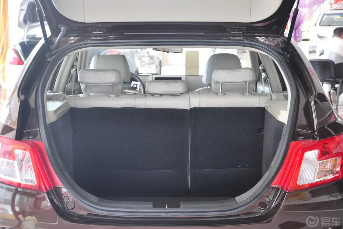 帝豪两厢 1.8L 自动 尊贵型行李箱空间