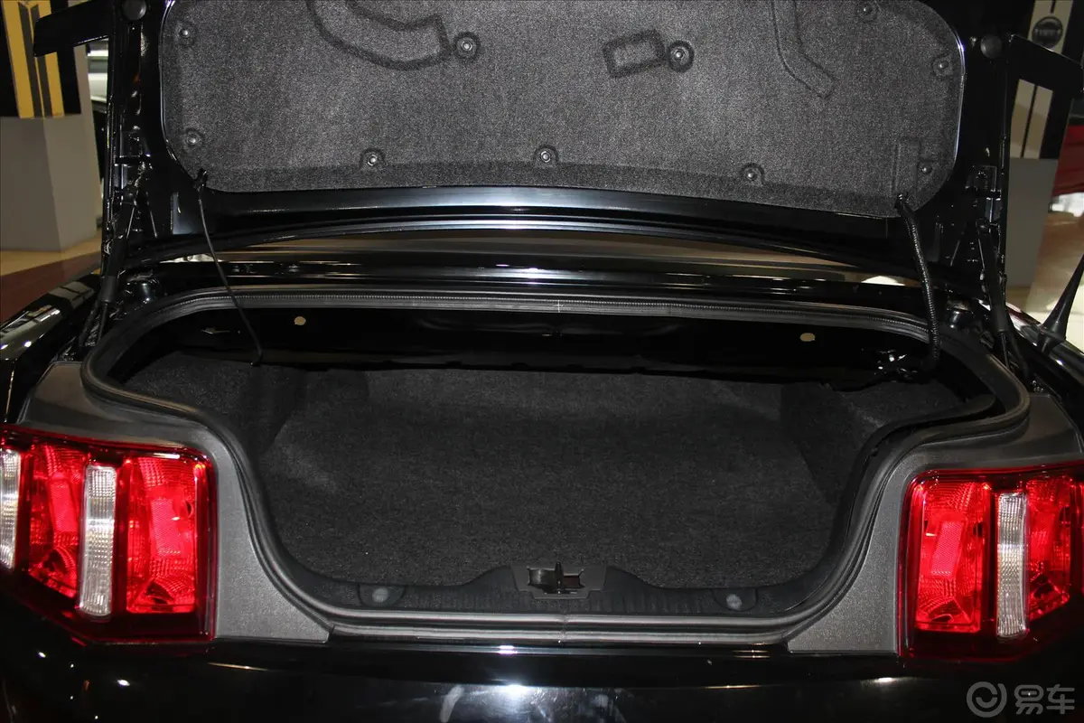 Mustang3.7L 自动 软顶敞篷行李箱空间