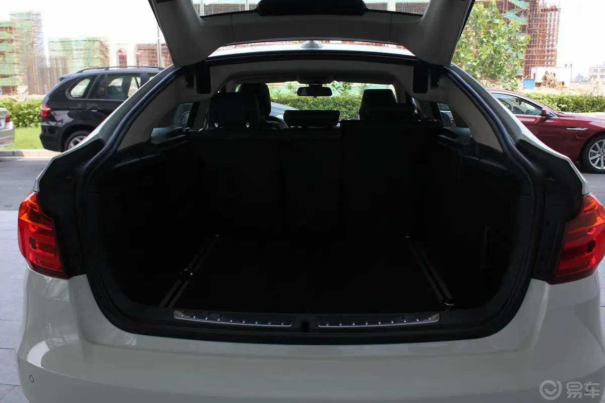 宝马3系GT320i 风尚设计套装行李箱空间